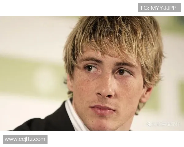 身穿1号球衣的足球明星展现激情与风采的精彩瞬间